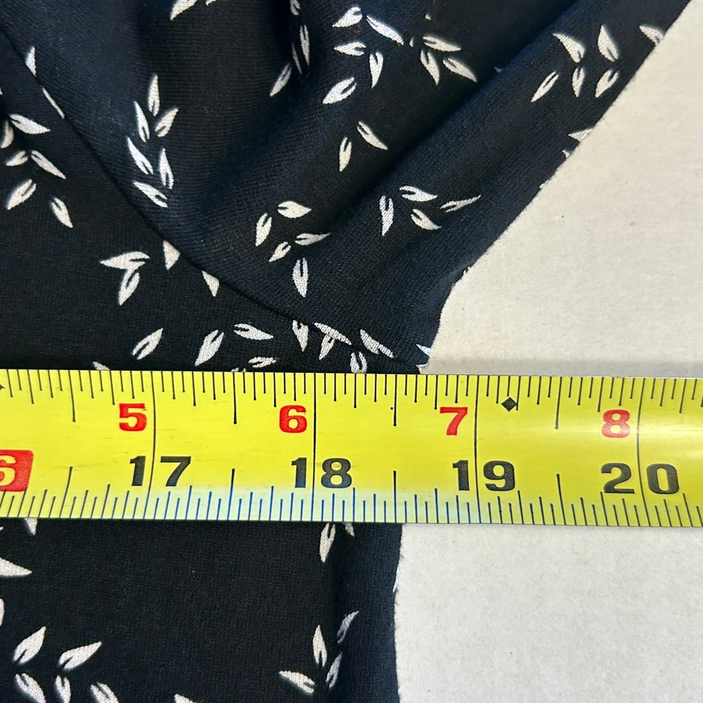 J Jill Wearever Collection Black w/Delicate White Leaf Print Tunic Top. Sz S - Picture 10 of 12